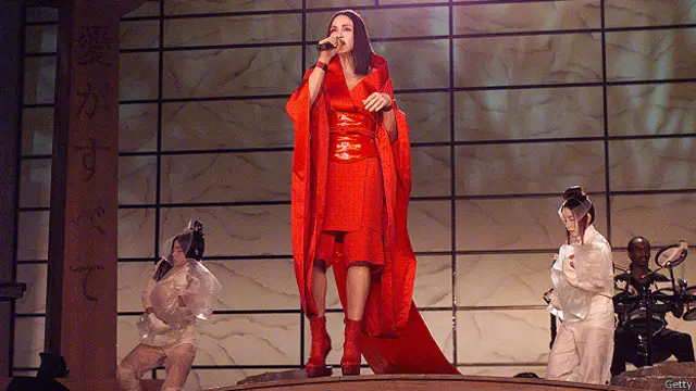 В 1990-е годы Готье создал костюмы-кимоно, навеянные книгой "Мемуары гейши"