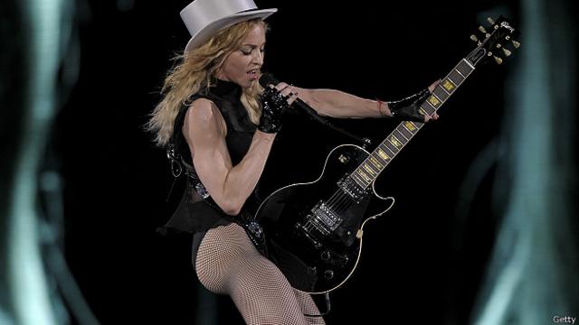 Мадонна в шляпе и с гитарой