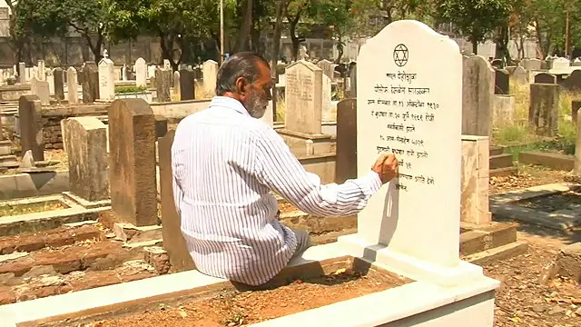 اترپردیش کے جونپور سے آنے والے یاسین محمد گذشتہ چالیس سال یہودیوں کے سنگ مزار پر کتبے لکھ رہے ہیں