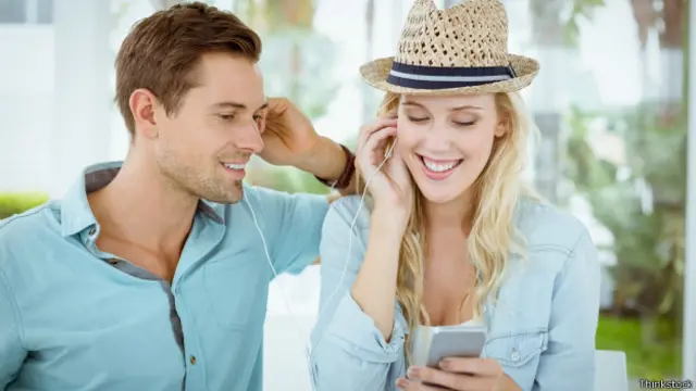 Dos personas viendo un video en un celular