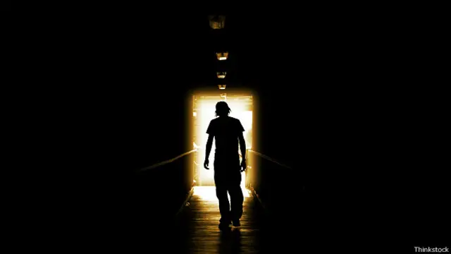 Человек в темном помещении