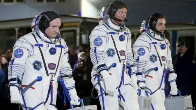 இடப்புறம் இருக்கும் ஸ்காட் கெல்லியும் வலப்புறம் இருக்கும் மிகாய்ல் கொர்னியன்கோவும் 12 மாதங்கள் தங்குவார்கள். நடுவிலிருக்கும் கென்னடி 6 மாதங்களில் திரும்பிவிடுவார்.