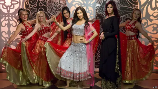 میڈم تساد میں رکھنے کے لیے قطرینہ کے ایک خاص ڈاسنگ پوز کو منتخب کیا گیا ہے