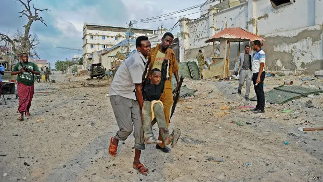 伤者被抬离现场