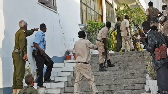 الشباب کے ترجمان کا کہنا ہے کہ وہ اسے ہوٹل کے بجائے حکومت کا اڈہ تسلیم کرتے ہیں