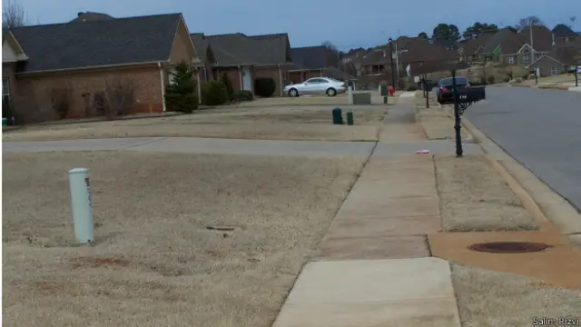 फुटपाथ जिस पर बाहर सुरिशभाई पटेल चहलकदमी कर रहे थे