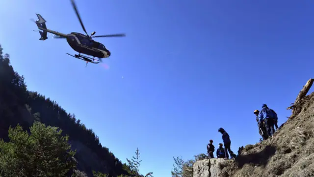 Спасатели на месте гибели самолета в Альпах