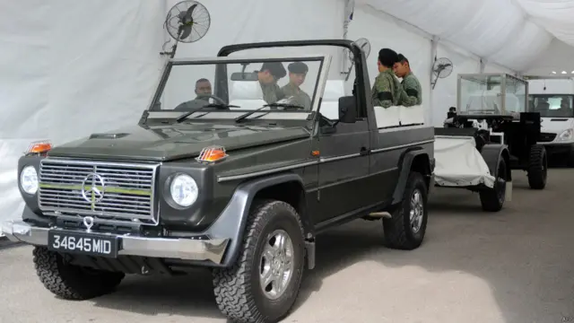 接载李光耀灵柩的拖曳炮架在新加坡国大文化中心外停靠(28/3/2015)