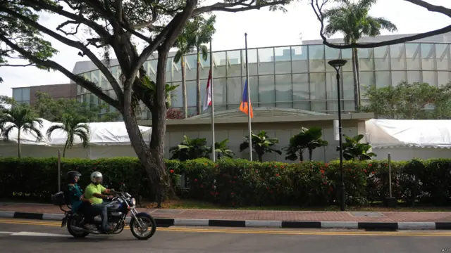 一辆摩托车经过新加坡国大文化中心外道路（28/3/2015）