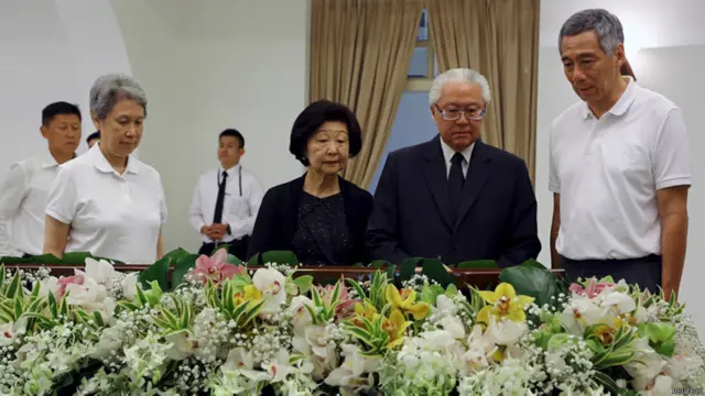 斯里淡马锡楼内新加坡总统陈庆炎（右二）与总理李显龙（右一）瞻仰李光耀遗容（23/3/2015）