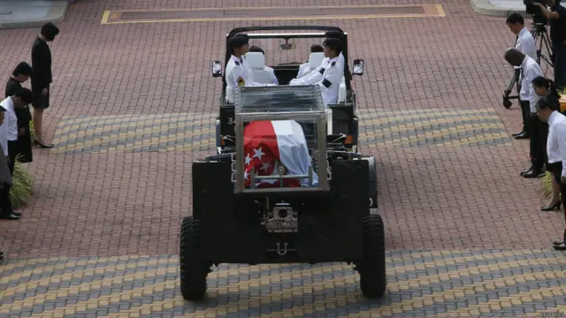 李光耀灵柩从新加坡中央医院运抵总统府（25/3/2015）