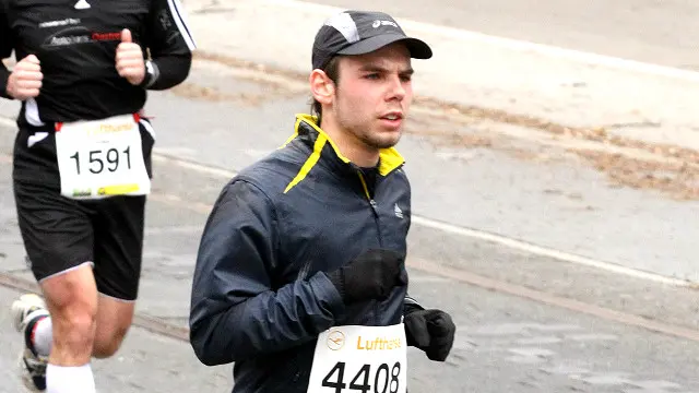 Lubitz menjaga kebugarannya dengan sering mengikuti lomba lari.