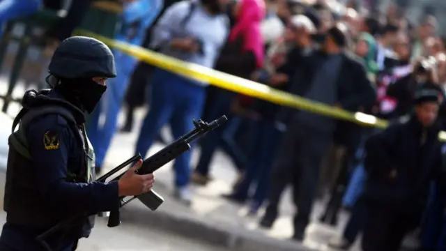 شهدت مصر تصعيدا في أعمال العنف منذ عزل الجيش أول رئيس مصري منتخب ديمقراطيا منذ نحو عامين.