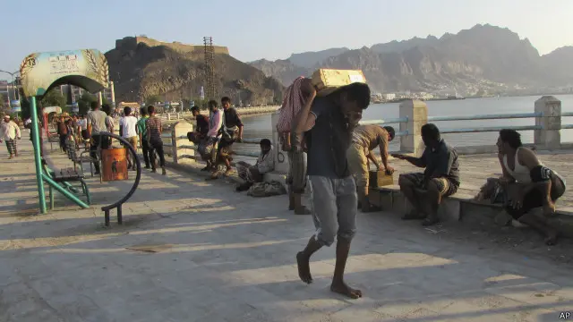 مخزن الأسلحة تعرض للنهب. 