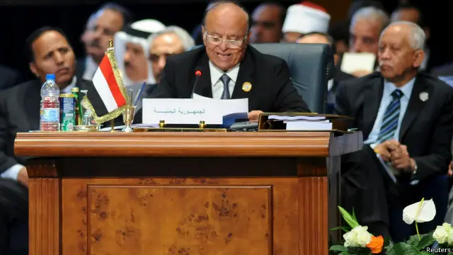 الرئيس هادي يدعو إلى مواصلة الغارات الجوية حتى يستسلم الحوثيون