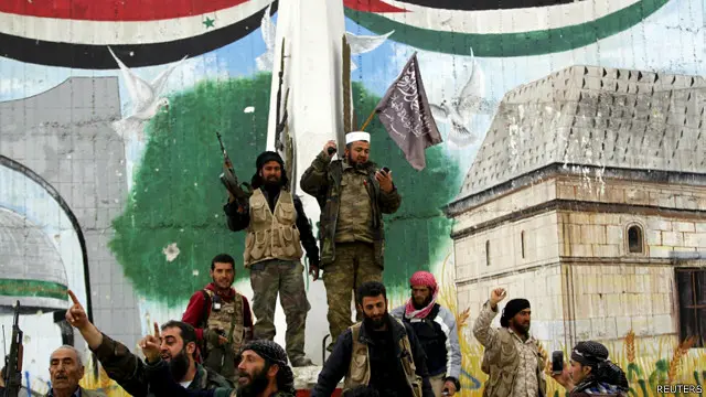 نیروهای جبهه نصرت وابسته به القاعده پرچمشان را در مرکز شهر ادلب بالا گرفتهاند