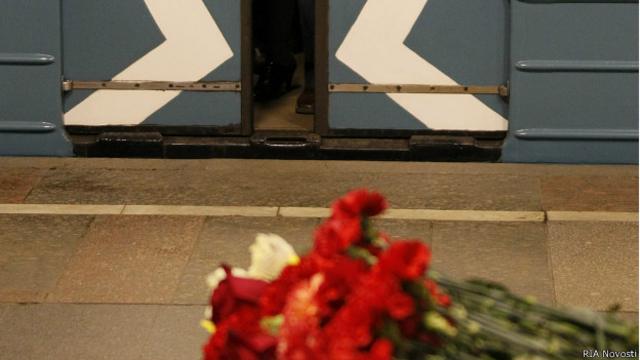 Цветы в память жертв теракта в московском метро на станции "Парк Культуры" (6 марта 2010 г.)