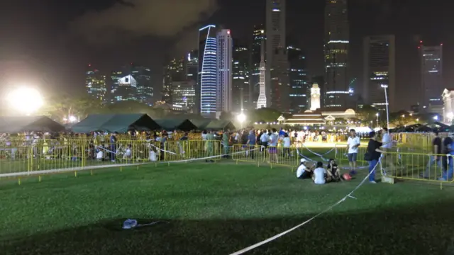 最后一批赶及排队民众在政府大廈大草场(Padang)上等候瞻仰李光耀灵柩(BBC中文网图片28/3/2015)