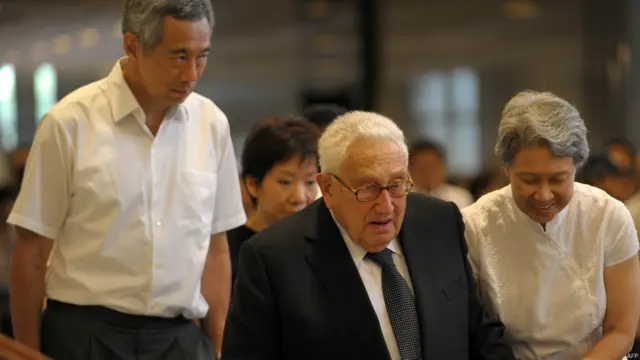 美国前国务卿基辛格(中)在李显龙(左)和夫人何晶(右)陪同下瞻仰李光耀遗容(28/3/2015)