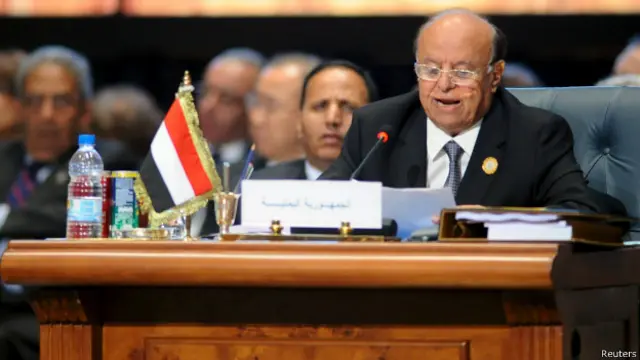 د سعودي عربستان په مشرۍ د ایتلاف ویاند ډګروال احمد عسیري ویلي "هوايي بریدونه به تر هغو دوام وکړي چې د یمن ولسمشر عبد ربه منصور هادي هېواد ته ستون شوی نه وي".