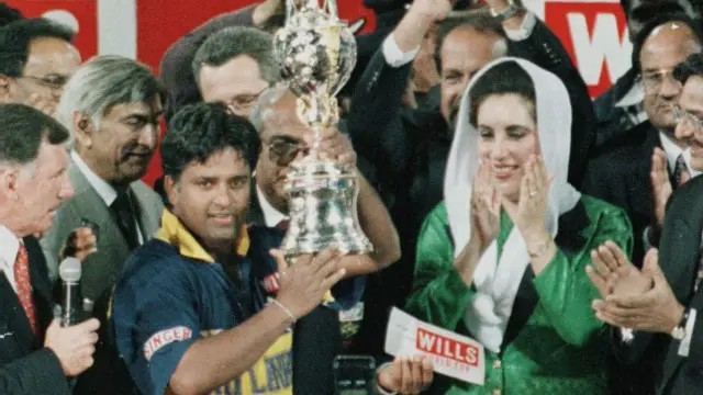 سری لنکا کےکپتان ارجنا راناٹنگا نے 1996 میں لاہور میں مرحوم وزیر اعظم بینظیر بھٹو سے ٹرافی وصول کی