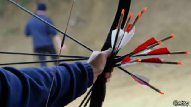 Una persona tirando con arco