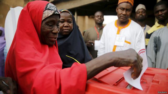 Mesmo diante da ameaça de violência por parte do Boko Haram, milhares de nigerianos saíram para votar em todo o país