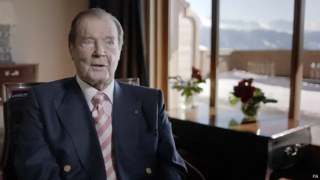 لعب روجر مور شخصية جيمس بوند في 7 أفلام