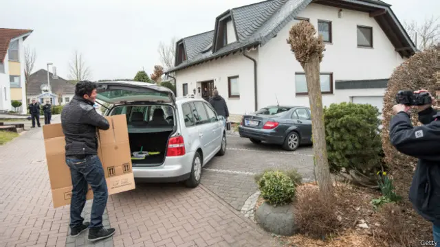 فعالیت بازرسان در برابر خانه پدر و مادر آندریاس لوبیتز کمک خلبان پرواز 