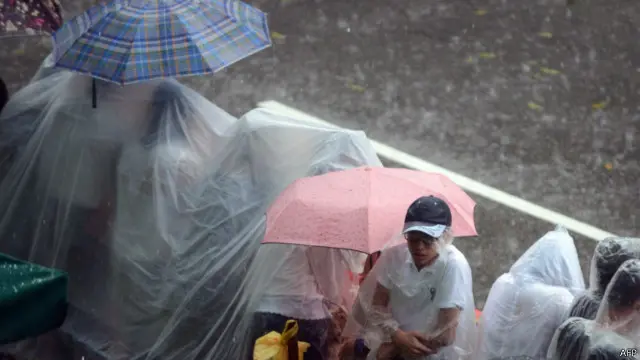 中午时分，新加坡下起了滂沱大雨，雷电交加