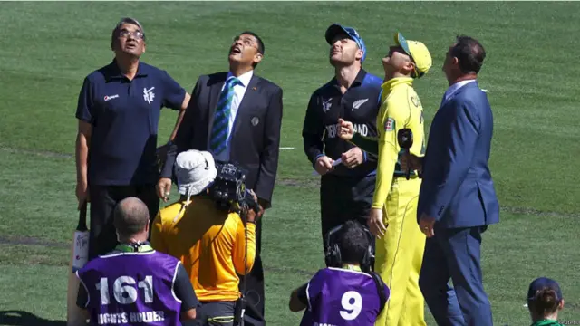 میلبرن کرکٹ گراؤنڈ میں کھیلے گئے میچ میں نیوزی لینڈ نے آسٹریلیا کے خلاف ٹاس جیت کر پہلے کھیلنے کا فیصلہ کیا