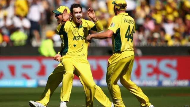 آسٹریلیا کو دوسری کامیابی گلین میکسویل نے دلوائی جنھوں نے ٹورنامنٹ میں سب سے زیادہ رنز بنانے والے مارٹن گپتل کو 15 رنز پر بولڈ کیا۔