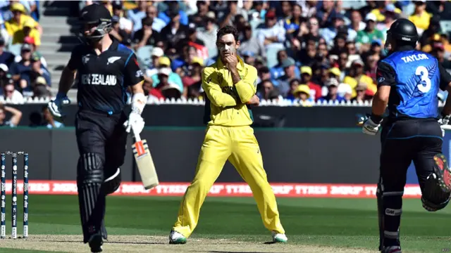 20ویں اوور میں گرانٹ ایلیئٹ کو ایک موقع اس وقت ملا جب تھرڈ امپائر نے گراؤنڈ امپائر دھرماسینا کی جانب سے انھیں ایل بی ڈبلیو آؤٹ دیے جانے کا فیصلہ تبدیل کر دیا۔ 