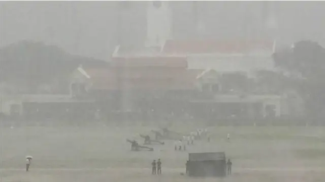 当灵柩经过政府大厦前草地时，陆军礼兵鸣放21响礼炮。