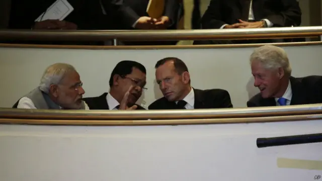 印度总理莫迪、柬埔寨总理洪森、澳大利亚总理阿博特和美国前总统克林顿等在交谈。