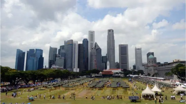 经济的成功和全球化的影响也为新加坡带来了新的挑战,其中包括日渐扩大的贫富差距