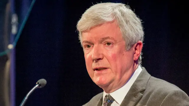 توني هول يقول إن بي بي سي تواجه اختيارات صعبة.