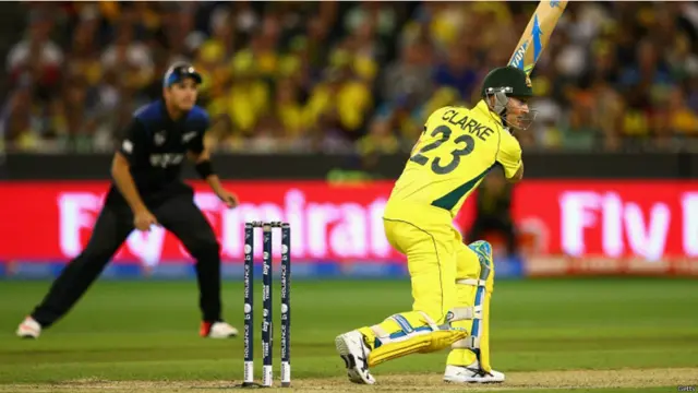 اپنا آخری ون ڈے انٹرنیشنل کھیلنے والے آسٹریلوی کپتان مائیکل کلارک نے فائنل کو یادگار بنایا اور عمدہ شاٹس کھیلے۔