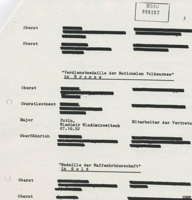 Stasi arşivlerinden Putin'e atıfta bulunan ancak önemli kısmı karartılmış bir belge.