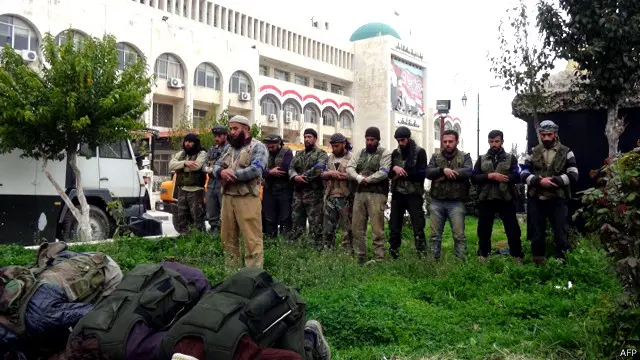 شبه‌نظامیان بیرون ساختمان تصرف شده استانداری ادلب نماز می‌خوانند