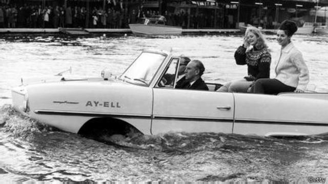 Ex-ministro britânico Ernest Marples 'navega' com seu Amphicar em 1964
