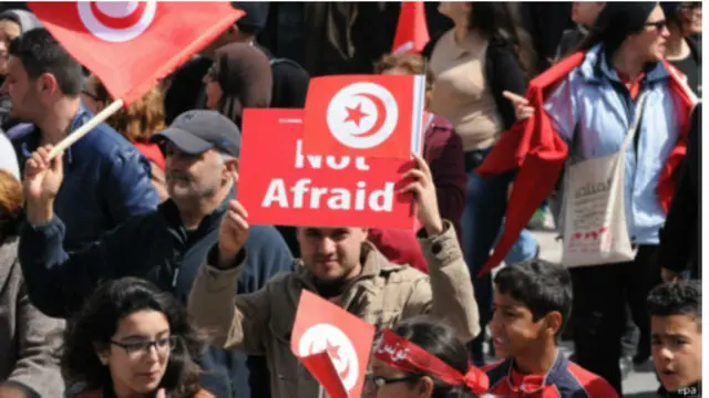 Des milliers de Tunisiens ont dénoncé le terrorisme, lors d'une marche, ce 29 mars 2015, à Tunis.