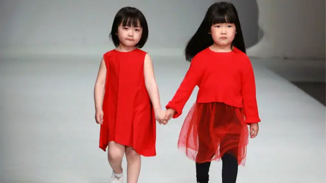 کچھ والدین چاہتے ہیں کہ ان کے بچے دولت حاصل کرنے کو ہی کامیابی سمجھیں