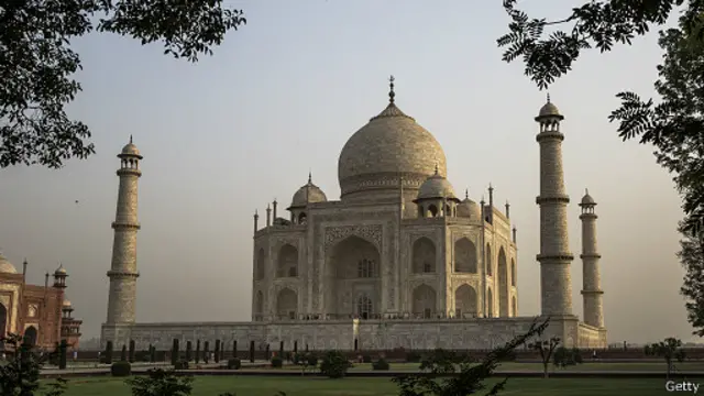 අග්‍රා නුවර පිහිටි ලෝසුපතළ ටජ් මහල 