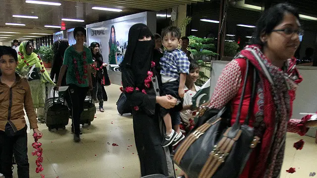 چارواکي وايي، پوځي عملیات د یکشنبې په ورځ د دوو ساعتونو لپاره ودرول شول، چې نژدې ۵۰۰ پاکستاني وګړي له یمن نه په خوندي توګه ووځي.