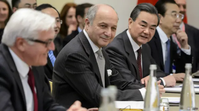 代表中国出席谈判的外交部长王毅呼吁各方发挥积极作用,为谈判成功作贡献。