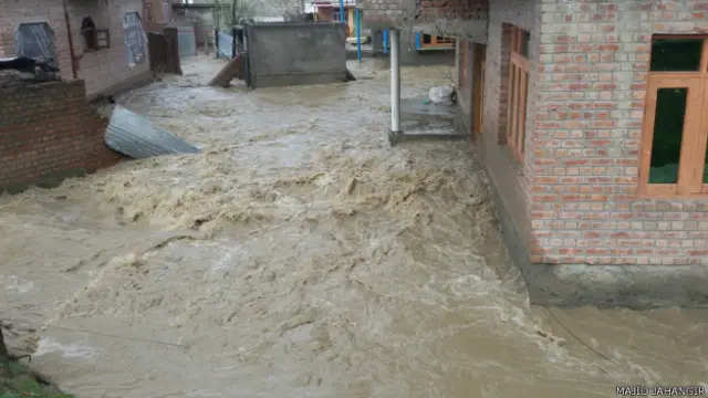 ابھی گزشتہ سیلاب کے اثرات پوری طرح زائل نہیں ہوئے تھے کہ وادی ایک بار پھر اسی آفت کی گرفت میں آگئی