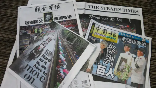 2015年3月30日新加坡与马来西亚部分英文、华文报纸头版（BBC中文网图片）