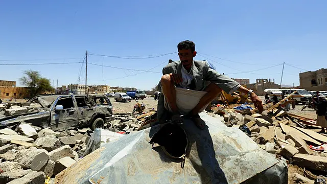 مرد یمنی بر خرابههای خانهاش نشسته که گفته میشود در بمباران هوایی عربستان تخریب شده است