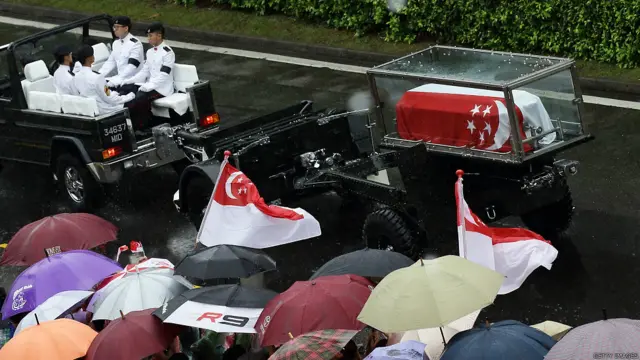 新加坡民众冒雨围观李光耀灵车通过（29/3/2015）